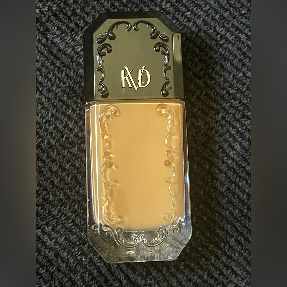 KVD Good Apple Tan 063 Full-Coverage Transfer-Proof Serum Foundation - Picture 3 of 6